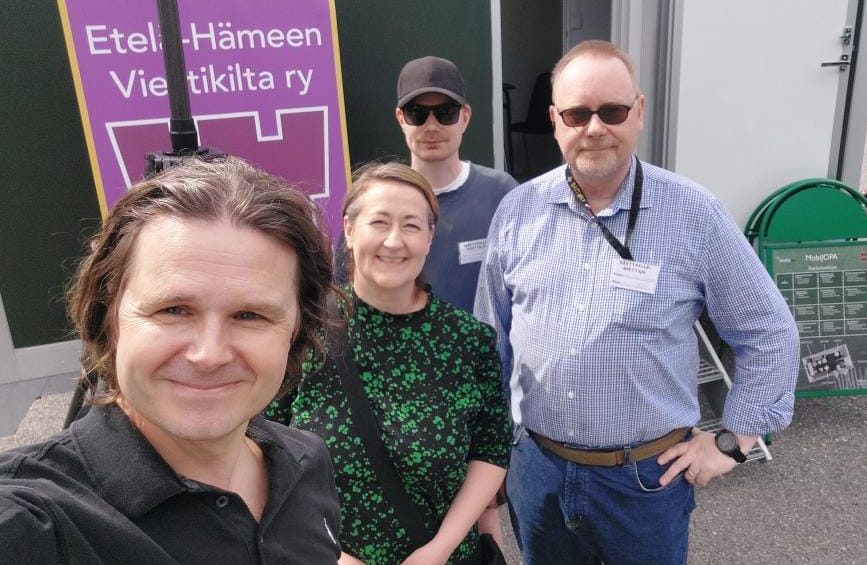 Iloisia vieraita, Hanna Holopainen ja Andrei Sergejeff, MobiJOPAn messupisteellä. Taustalla myhäilen poikani Mikaelin kanssa.